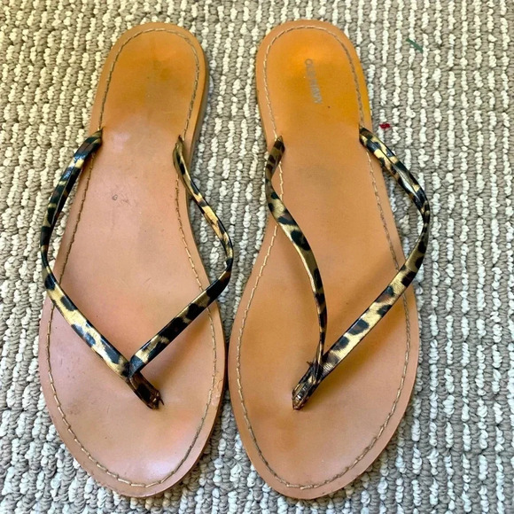 Old Navy flip flops - Picture 1 of 1
